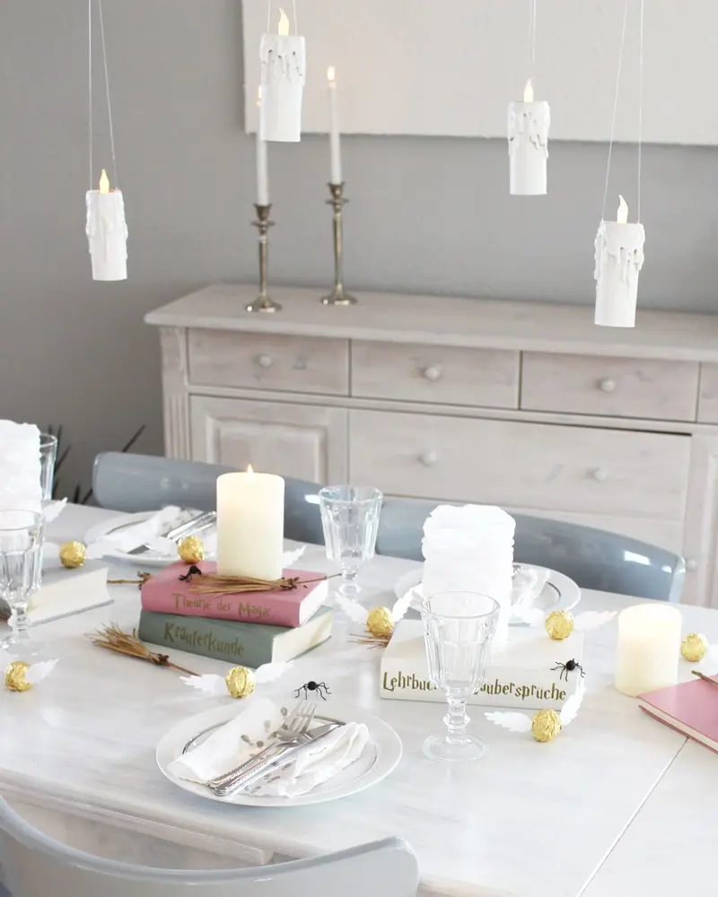 Du wartest noch auf deinen Hogwarts-Brief? Mit meiner magischen Harry Potter Tischdeko bringe ich dich Hogwarts ein Stück näher. Neben einigen bekannten DIYs, wie den schwebenden Kerzen, zeige ich dir ausgefallene Ideen, die deine Tischdeko magisch werden lassen. Passend zu Halloween kannst du die magische Tischdeko direkt umsetzen. Magische DIY Harry Potter Tischdeko - diy harry potter tischdeko 8