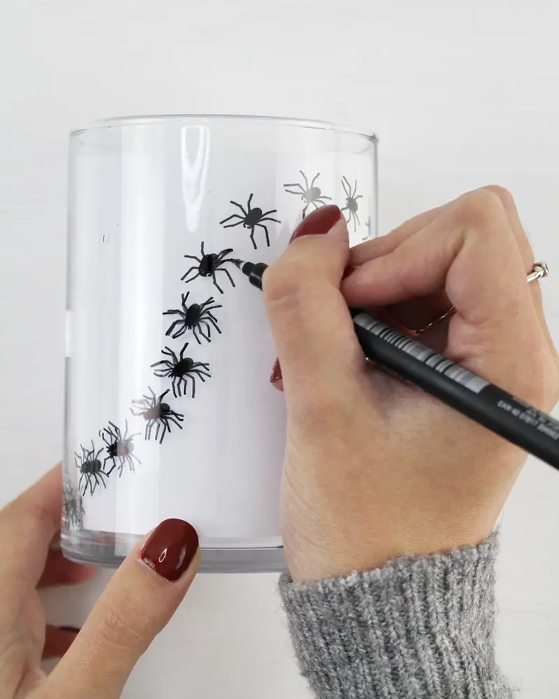 Du wartest noch auf deinen Hogwarts-Brief? Mit meiner magischen Harry Potter Tischdeko bringe ich dich Hogwarts ein Stück näher. Neben einigen bekannten DIYs, wie den schwebenden Kerzen, zeige ich dir ausgefallene Ideen, die deine Tischdeko magisch werden lassen. Passend zu Halloween kannst du die magische Tischdeko direkt umsetzen. Magische DIY Harry Potter Tischdeko - diy harry potter windlicht basteln 1