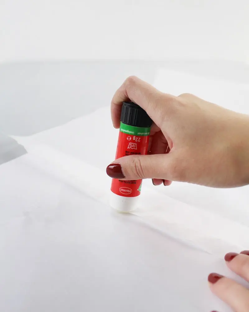 Du wartest noch auf deinen Hogwarts-Brief? Mit meiner magischen Harry Potter Tischdeko bringe ich dich Hogwarts ein Stück näher. Neben einigen bekannten DIYs, wie den schwebenden Kerzen, zeige ich dir ausgefallene Ideen, die deine Tischdeko magisch werden lassen. Passend zu Halloween kannst du die magische Tischdeko direkt umsetzen. Magische DIY Harry Potter Tischdeko - diy harry potter windlicht basteln 4