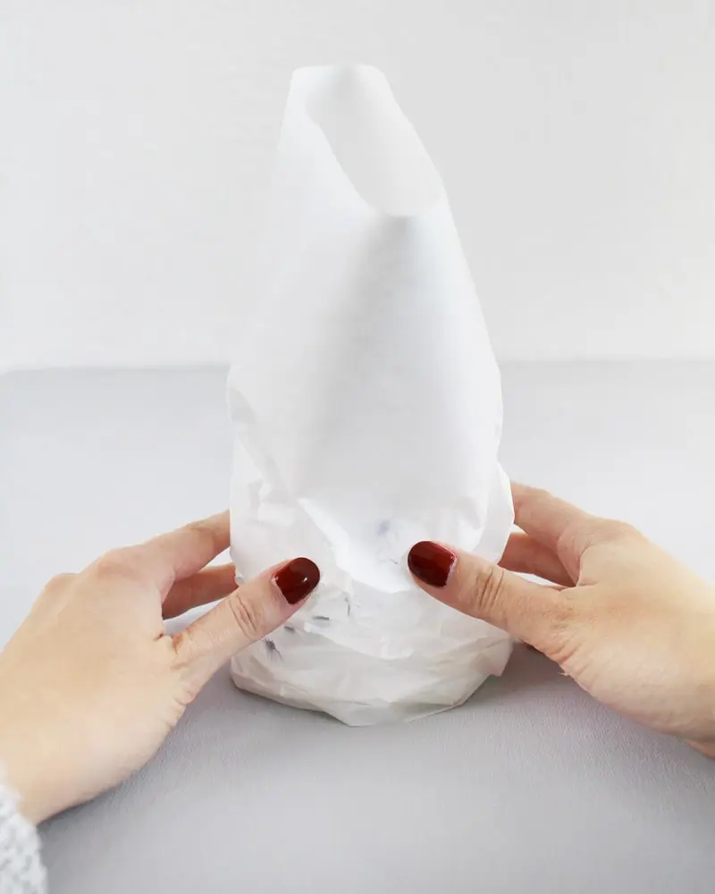 Du wartest noch auf deinen Hogwarts-Brief? Mit meiner magischen Harry Potter Tischdeko bringe ich dich Hogwarts ein Stück näher. Neben einigen bekannten DIYs, wie den schwebenden Kerzen, zeige ich dir ausgefallene Ideen, die deine Tischdeko magisch werden lassen. Passend zu Halloween kannst du die magische Tischdeko direkt umsetzen. Magische DIY Harry Potter Tischdeko - diy harry potter windlicht basteln 7