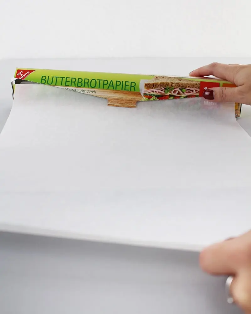 Du wartest noch auf deinen Hogwarts-Brief? Mit meiner magischen Harry Potter Tischdeko bringe ich dich Hogwarts ein Stück näher. Neben einigen bekannten DIYs, wie den schwebenden Kerzen, zeige ich dir ausgefallene Ideen, die deine Tischdeko magisch werden lassen. Passend zu Halloween kannst du die magische Tischdeko direkt umsetzen. Magische DIY Harry Potter Tischdeko - diy harry potter windlicht basteln 9