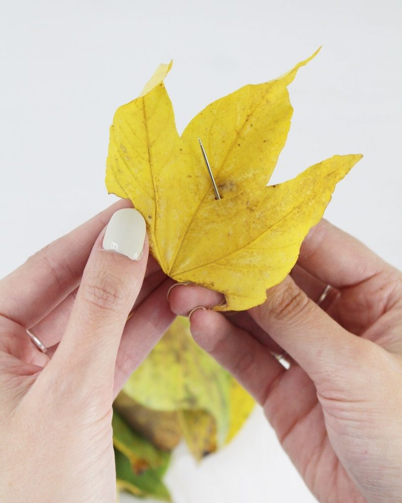 Upcycling Herbstdeko: Gemütlich durch den Herbst #nobuydiy - diy herbst blaetter und kastanien girlande 3