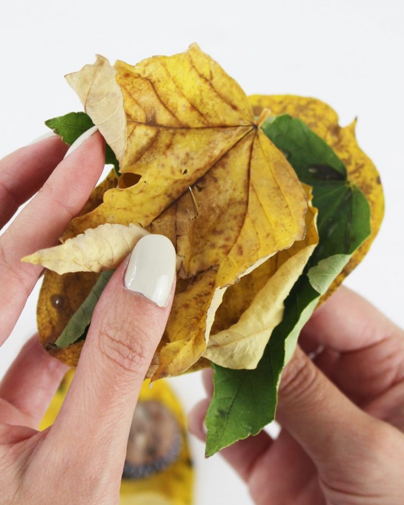 Upcycling Herbstdeko: Gemütlich durch den Herbst #nobuydiy - diy herbst blaetter und kastanien girlande 5