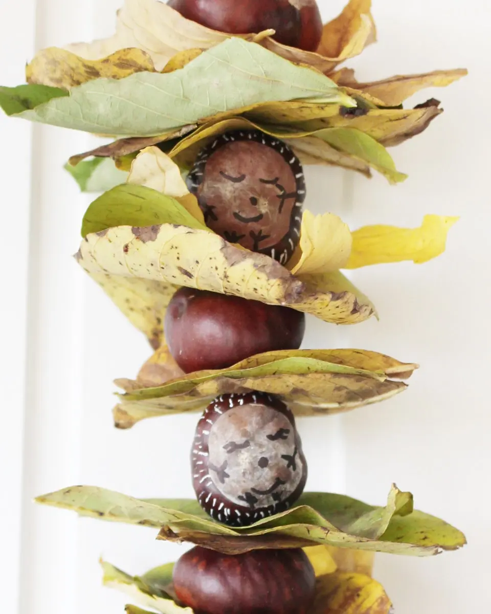 Die Preise steigen und das wirkt sich natürlich auf den Geldbeutel aus. Also habe ich mir überlegt, wie eine gemütliche Upcycling Herbstdeko ohne zusätzliche Kosten gebastelt werden kann. Ich zeige dir 8 "No Buy DIYs" mit Materialien, die du (wahrscheinlich) entweder zuhause hast oder in der Natur sammeln kannst. Upcycling Herbstdeko: Gemütlich durch den Herbst #nobuydiy - diy herbst blaetter und kastanien girlande 6