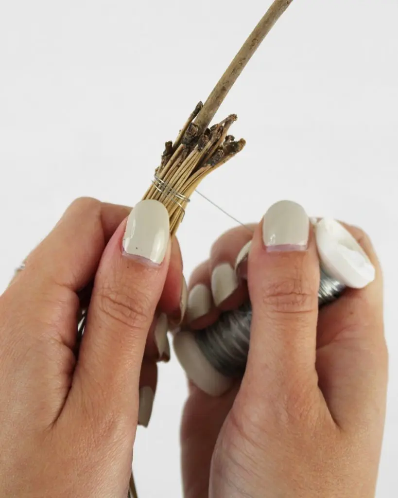 Du wartest noch auf deinen Hogwarts-Brief? Mit meiner magischen Harry Potter Tischdeko bringe ich dich Hogwarts ein Stück näher. Neben einigen bekannten DIYs, wie den schwebenden Kerzen, zeige ich dir ausgefallene Ideen, die deine Tischdeko magisch werden lassen. Passend zu Halloween kannst du die magische Tischdeko direkt umsetzen. Magische DIY Harry Potter Tischdeko - diy hexenbesen kiefernnadeln basteln 2