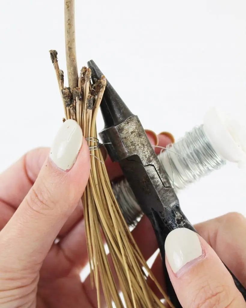 Du wartest noch auf deinen Hogwarts-Brief? Mit meiner magischen Harry Potter Tischdeko bringe ich dich Hogwarts ein Stück näher. Neben einigen bekannten DIYs, wie den schwebenden Kerzen, zeige ich dir ausgefallene Ideen, die deine Tischdeko magisch werden lassen. Passend zu Halloween kannst du die magische Tischdeko direkt umsetzen. Magische DIY Harry Potter Tischdeko - diy hexenbesen kiefernnadeln basteln 3