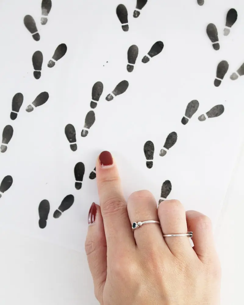 Du wartest noch auf deinen Hogwarts-Brief? Mit meiner magischen Harry Potter Tischdeko bringe ich dich Hogwarts ein Stück näher. Neben einigen bekannten DIYs, wie den schwebenden Kerzen, zeige ich dir ausgefallene Ideen, die deine Tischdeko magisch werden lassen. Passend zu Halloween kannst du die magische Tischdeko direkt umsetzen. Magische DIY Harry Potter Tischdeko - diy karte des rumtreibers harry potter 10