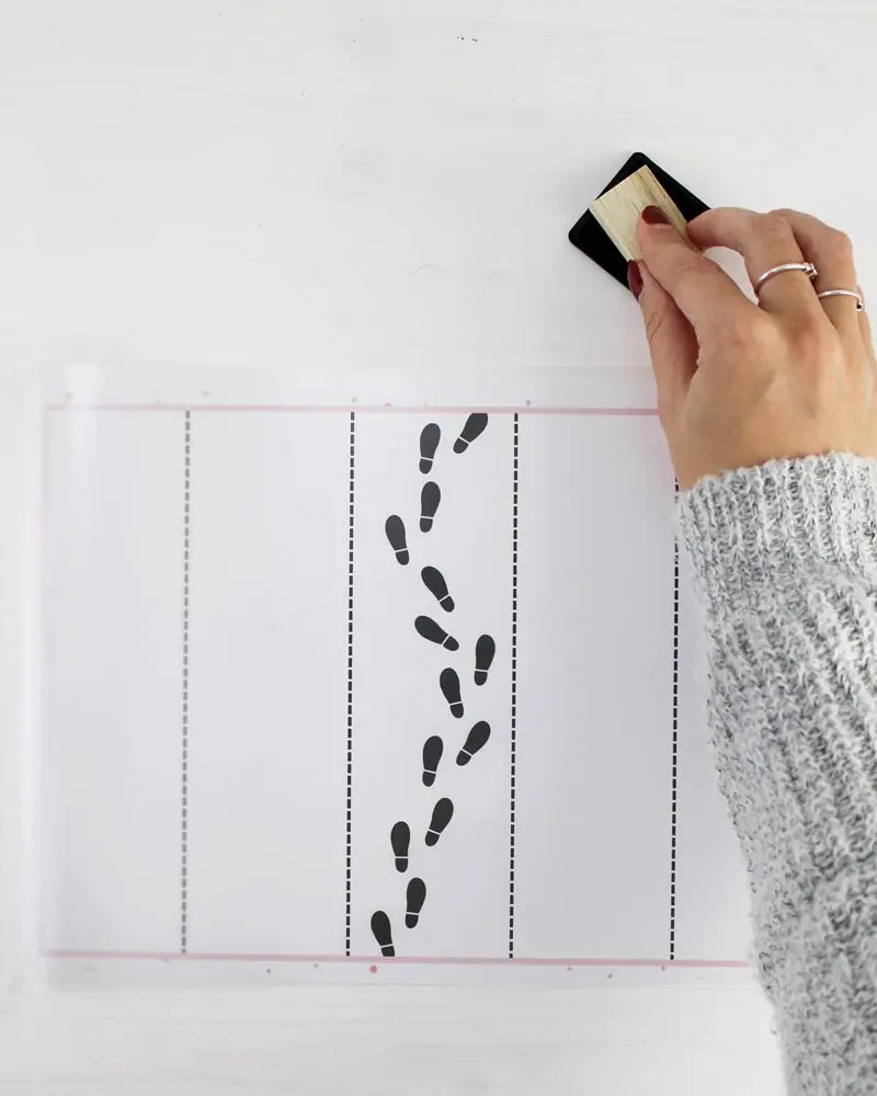 Du wartest noch auf deinen Hogwarts-Brief? Mit meiner magischen Harry Potter Tischdeko bringe ich dich Hogwarts ein Stück näher. Neben einigen bekannten DIYs, wie den schwebenden Kerzen, zeige ich dir ausgefallene Ideen, die deine Tischdeko magisch werden lassen. Passend zu Halloween kannst du die magische Tischdeko direkt umsetzen. Magische DIY Harry Potter Tischdeko - diy karte des rumtreibers harry potter 2