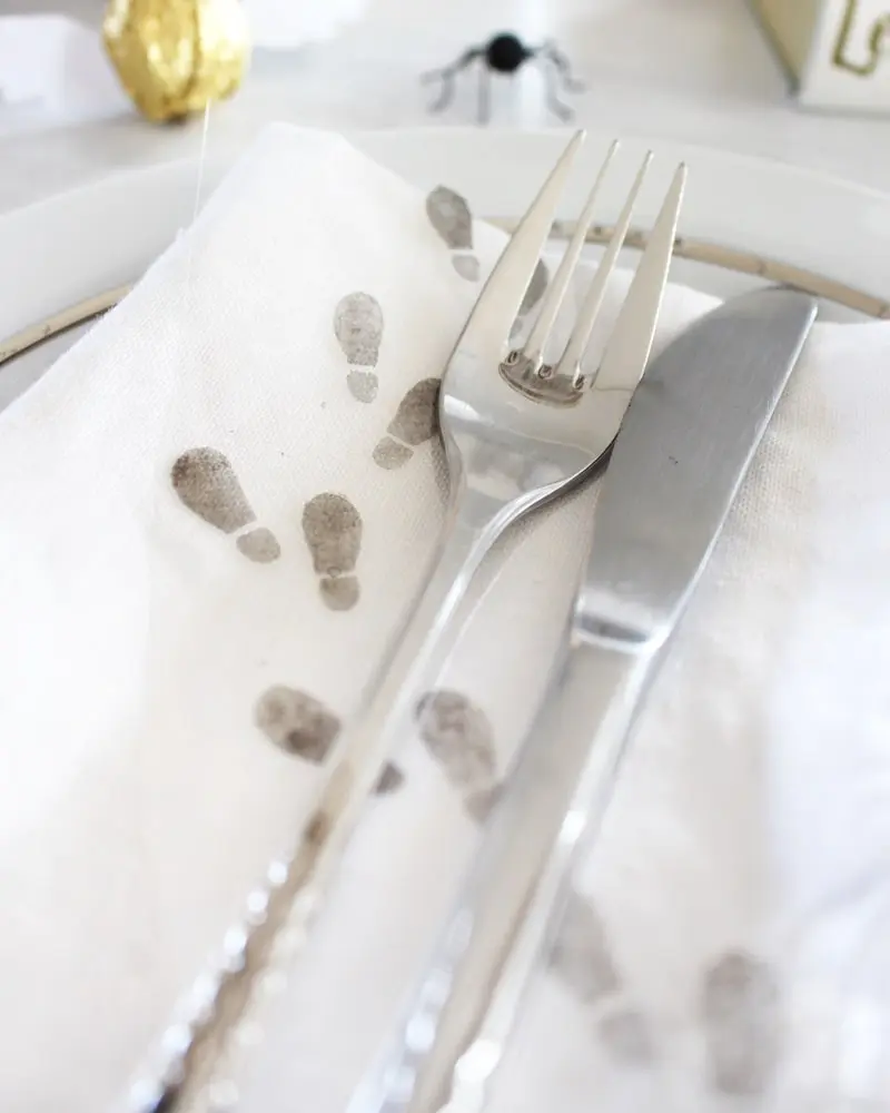 Du wartest noch auf deinen Hogwarts-Brief? Mit meiner magischen Harry Potter Tischdeko bringe ich dich Hogwarts ein Stück näher. Neben einigen bekannten DIYs, wie den schwebenden Kerzen, zeige ich dir ausgefallene Ideen, die deine Tischdeko magisch werden lassen. Passend zu Halloween kannst du die magische Tischdeko direkt umsetzen. Magische DIY Harry Potter Tischdeko - diy karte des rumtreibers harry potter lesezeichen 2