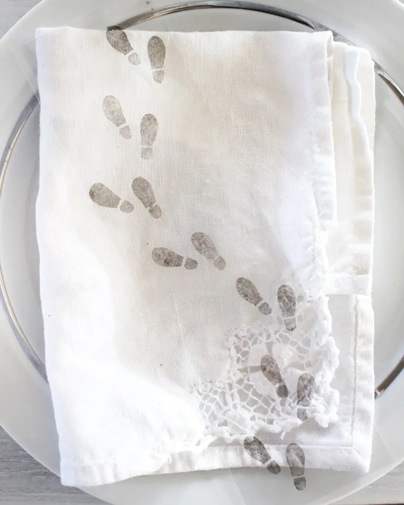 Du wartest noch auf deinen Hogwarts-Brief? Mit meiner magischen Harry Potter Tischdeko bringe ich dich Hogwarts ein Stück näher. Neben einigen bekannten DIYs, wie den schwebenden Kerzen, zeige ich dir ausgefallene Ideen, die deine Tischdeko magisch werden lassen. Passend zu Halloween kannst du die magische Tischdeko direkt umsetzen. Magische DIY Harry Potter Tischdeko - diy karte des rumtreibers harry potter lesezeichen 3