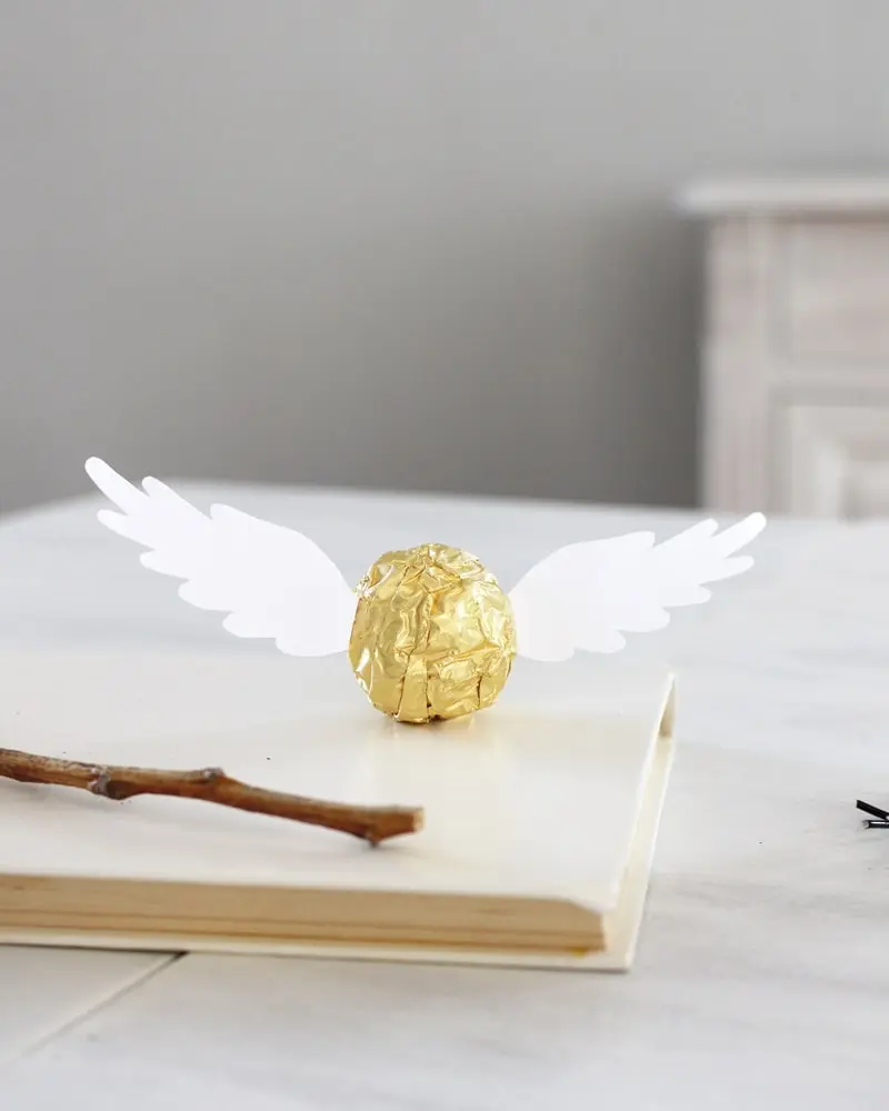 Du wartest noch auf deinen Hogwarts-Brief? Mit meiner magischen Harry Potter Tischdeko bringe ich dich Hogwarts ein Stück näher. Neben einigen bekannten DIYs, wie den schwebenden Kerzen, zeige ich dir ausgefallene Ideen, die deine Tischdeko magisch werden lassen. Passend zu Halloween kannst du die magische Tischdeko direkt umsetzen. Magische DIY Harry Potter Tischdeko - diy schnatz harry potter 1