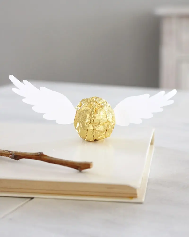 Du wartest noch auf deinen Hogwarts-Brief? Mit meiner magischen Harry Potter Tischdeko bringe ich dich Hogwarts ein Stück näher. Neben einigen bekannten DIYs, wie den schwebenden Kerzen, zeige ich dir ausgefallene Ideen, die deine Tischdeko magisch werden lassen. Passend zu Halloween kannst du die magische Tischdeko direkt umsetzen. Magische DIY Harry Potter Tischdeko - diy schnatz harry potter 2