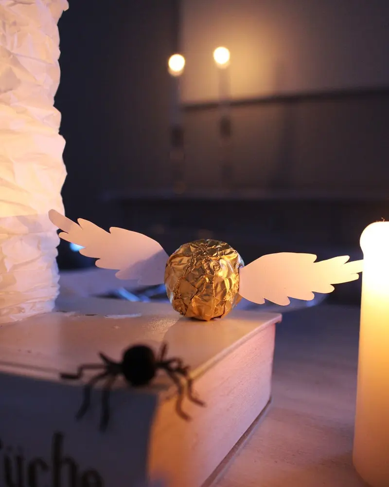 Du wartest noch auf deinen Hogwarts-Brief? Mit meiner magischen Harry Potter Tischdeko bringe ich dich Hogwarts ein Stück näher. Neben einigen bekannten DIYs, wie den schwebenden Kerzen, zeige ich dir ausgefallene Ideen, die deine Tischdeko magisch werden lassen. Passend zu Halloween kannst du die magische Tischdeko direkt umsetzen. Magische DIY Harry Potter Tischdeko - diy schnatz harry potter 4