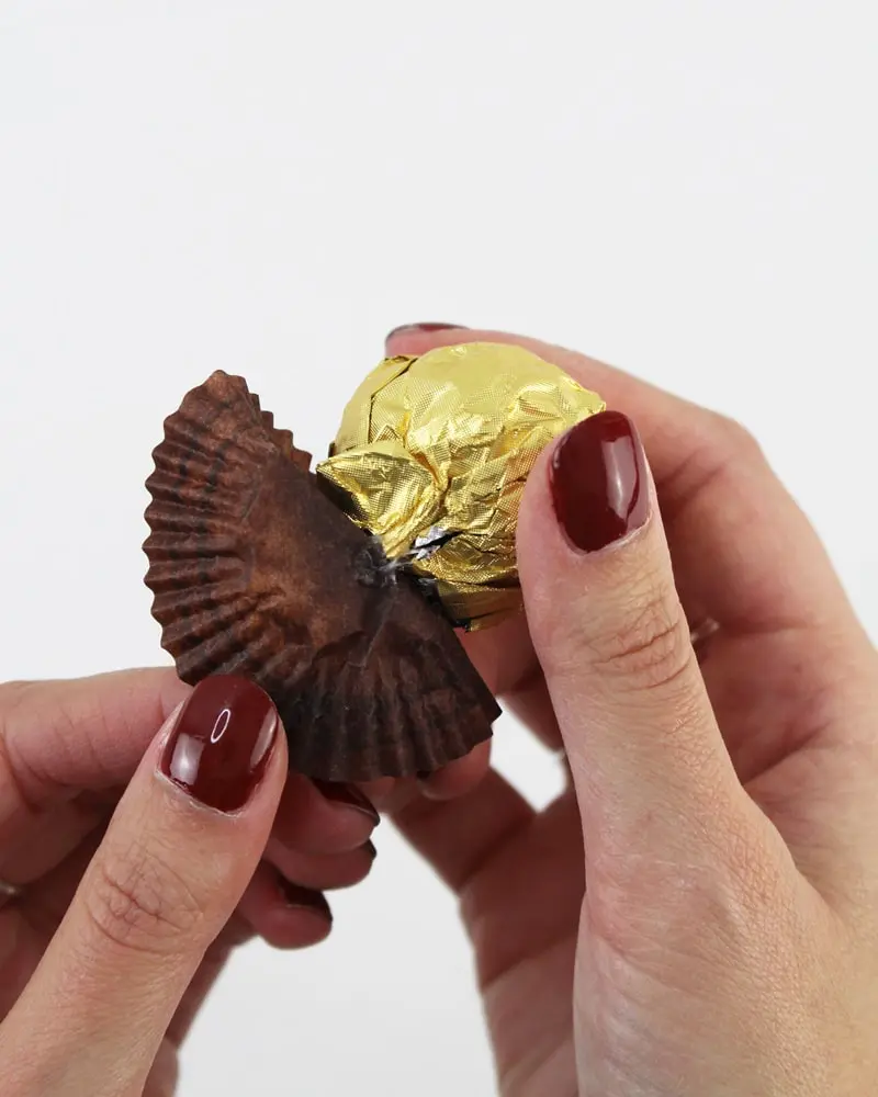 Du wartest noch auf deinen Hogwarts-Brief? Mit meiner magischen Harry Potter Tischdeko bringe ich dich Hogwarts ein Stück näher. Neben einigen bekannten DIYs, wie den schwebenden Kerzen, zeige ich dir ausgefallene Ideen, die deine Tischdeko magisch werden lassen. Passend zu Halloween kannst du die magische Tischdeko direkt umsetzen. Magische DIY Harry Potter Tischdeko - diy schnatz harry potter basteln 1