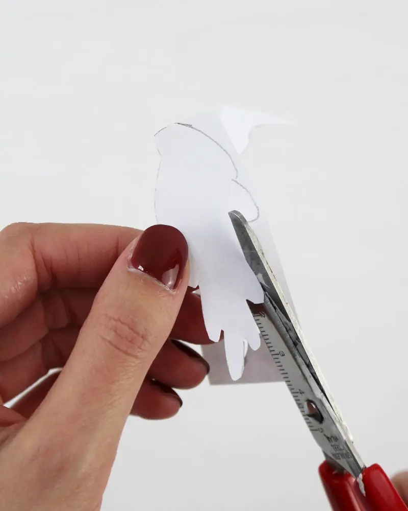 Du wartest noch auf deinen Hogwarts-Brief? Mit meiner magischen Harry Potter Tischdeko bringe ich dich Hogwarts ein Stück näher. Neben einigen bekannten DIYs, wie den schwebenden Kerzen, zeige ich dir ausgefallene Ideen, die deine Tischdeko magisch werden lassen. Passend zu Halloween kannst du die magische Tischdeko direkt umsetzen. Magische DIY Harry Potter Tischdeko - diy schnatz harry potter basteln 3