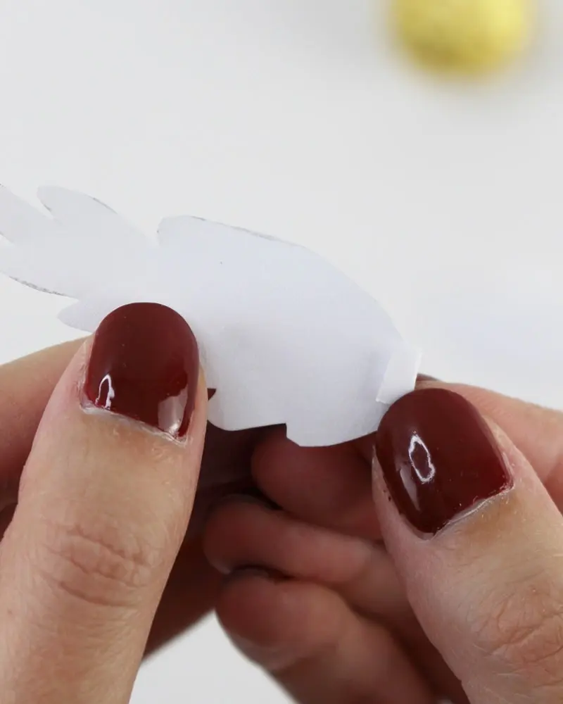 Du wartest noch auf deinen Hogwarts-Brief? Mit meiner magischen Harry Potter Tischdeko bringe ich dich Hogwarts ein Stück näher. Neben einigen bekannten DIYs, wie den schwebenden Kerzen, zeige ich dir ausgefallene Ideen, die deine Tischdeko magisch werden lassen. Passend zu Halloween kannst du die magische Tischdeko direkt umsetzen. Magische DIY Harry Potter Tischdeko - diy schnatz harry potter basteln 4