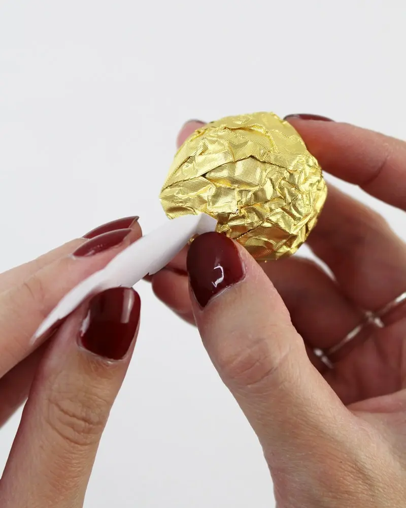 Du wartest noch auf deinen Hogwarts-Brief? Mit meiner magischen Harry Potter Tischdeko bringe ich dich Hogwarts ein Stück näher. Neben einigen bekannten DIYs, wie den schwebenden Kerzen, zeige ich dir ausgefallene Ideen, die deine Tischdeko magisch werden lassen. Passend zu Halloween kannst du die magische Tischdeko direkt umsetzen. Magische DIY Harry Potter Tischdeko - diy schnatz harry potter basteln 6