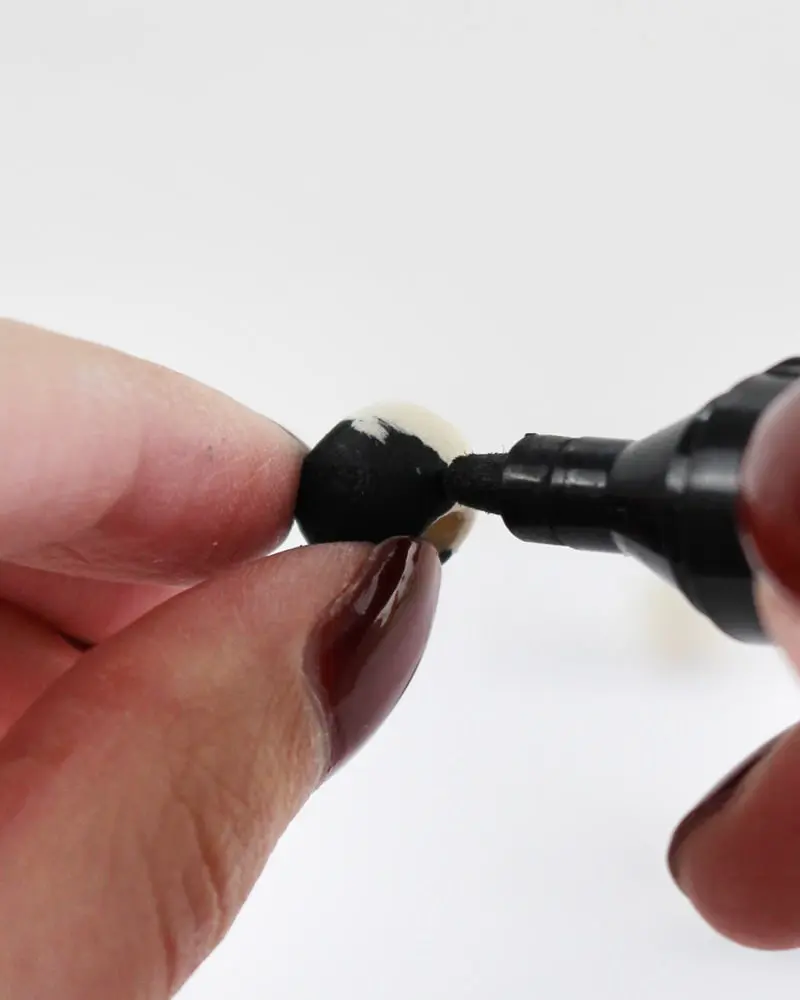 Du wartest noch auf deinen Hogwarts-Brief? Mit meiner magischen Harry Potter Tischdeko bringe ich dich Hogwarts ein Stück näher. Neben einigen bekannten DIYs, wie den schwebenden Kerzen, zeige ich dir ausgefallene Ideen, die deine Tischdeko magisch werden lassen. Passend zu Halloween kannst du die magische Tischdeko direkt umsetzen. Magische DIY Harry Potter Tischdeko - diy spinne basteln 2