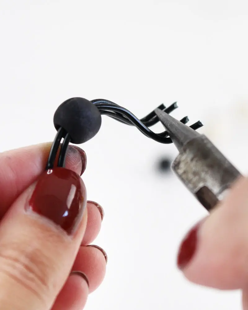 Du wartest noch auf deinen Hogwarts-Brief? Mit meiner magischen Harry Potter Tischdeko bringe ich dich Hogwarts ein Stück näher. Neben einigen bekannten DIYs, wie den schwebenden Kerzen, zeige ich dir ausgefallene Ideen, die deine Tischdeko magisch werden lassen. Passend zu Halloween kannst du die magische Tischdeko direkt umsetzen. Magische DIY Harry Potter Tischdeko - diy spinne basteln 5