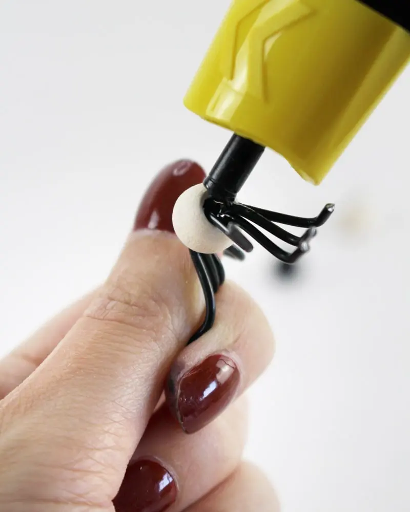 Du wartest noch auf deinen Hogwarts-Brief? Mit meiner magischen Harry Potter Tischdeko bringe ich dich Hogwarts ein Stück näher. Neben einigen bekannten DIYs, wie den schwebenden Kerzen, zeige ich dir ausgefallene Ideen, die deine Tischdeko magisch werden lassen. Passend zu Halloween kannst du die magische Tischdeko direkt umsetzen. Magische DIY Harry Potter Tischdeko - diy spinne basteln 6