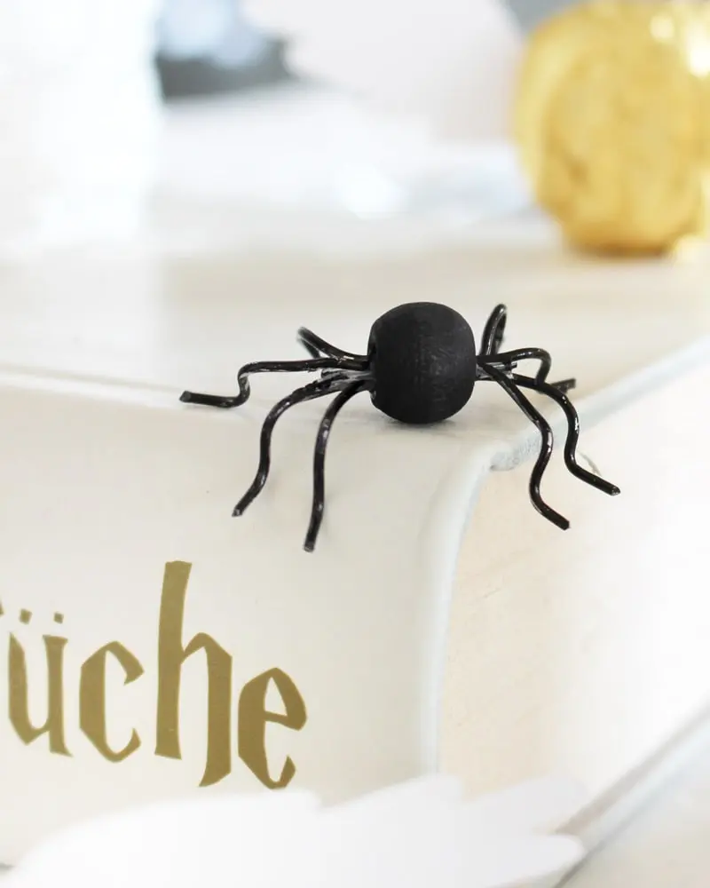 Du wartest noch auf deinen Hogwarts-Brief? Mit meiner magischen Harry Potter Tischdeko bringe ich dich Hogwarts ein Stück näher. Neben einigen bekannten DIYs, wie den schwebenden Kerzen, zeige ich dir ausgefallene Ideen, die deine Tischdeko magisch werden lassen. Passend zu Halloween kannst du die magische Tischdeko direkt umsetzen. Magische DIY Harry Potter Tischdeko - diy spinne harr potter 1