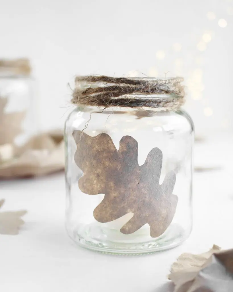 Auf Instagram werde ich von vielen als Windlicht-Queen bezeichnet und da ist es wohl langsam wirklich Zeit für einen Sammelbeitrag zum Thema DIY Windlichter zum Selbermachen. Um zu den Anleitungen zu gelangen, klicke einfach auf das Bild. Du wirst dann zu meinen Anleitungen auf dem Blog, YouTube und Instagram weitergeleitet. Zu manchen Windlichtern gibt es keine ausführliche Anleitung und deswegen steht unter den Bildern eine kurze Anleitung. Da ich aber auch einiges an Videocontent erstelle, gibt es zu manchen DIY Windlichtern sogar eine Videoanleitung, die ich im Blogbeitrag einbinden werde. So und jetzt wünsche ich dir viel Spaß beim Durchstöbern meiner Windlichtideen! Upcycling Herbstdeko: DIY Windlicht | Tinkerhome - Einfache DIYs für dein Zuhause