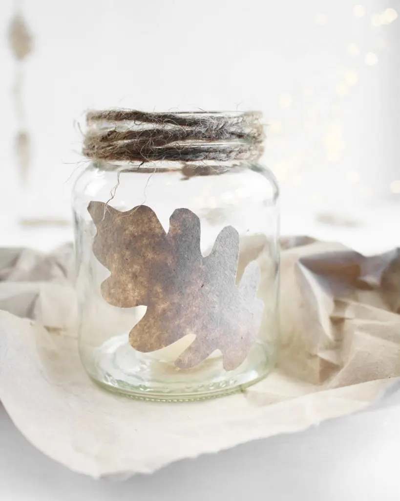 Die Preise steigen und das wirkt sich natürlich auf den Geldbeutel aus. Also habe ich mir überlegt, wie eine gemütliche Upcycling Herbstdeko ohne zusätzliche Kosten gebastelt werden kann. Ich zeige dir 8 "No Buy DIYs" mit Materialien, die du (wahrscheinlich) entweder zuhause hast oder in der Natur sammeln kannst. Upcycling Herbstdeko: Gemütlich durch den Herbst #nobuydiy - diy upcycling herbst windlicht 5