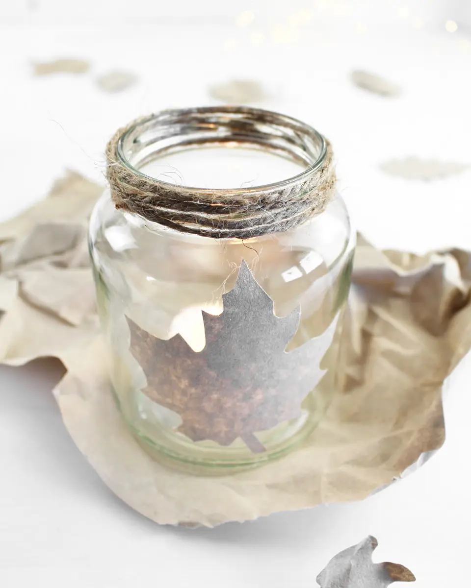 Die Preise steigen und das wirkt sich natürlich auf den Geldbeutel aus. Also habe ich mir überlegt, wie eine gemütliche Upcycling Herbstdeko ohne zusätzliche Kosten gebastelt werden kann. Ich zeige dir 8 "No Buy DIYs" mit Materialien, die du (wahrscheinlich) entweder zuhause hast oder in der Natur sammeln kannst. Upcycling Herbstdeko: DIY Windlicht | Tinkerhome - Einfache DIYs für dein Zuhause