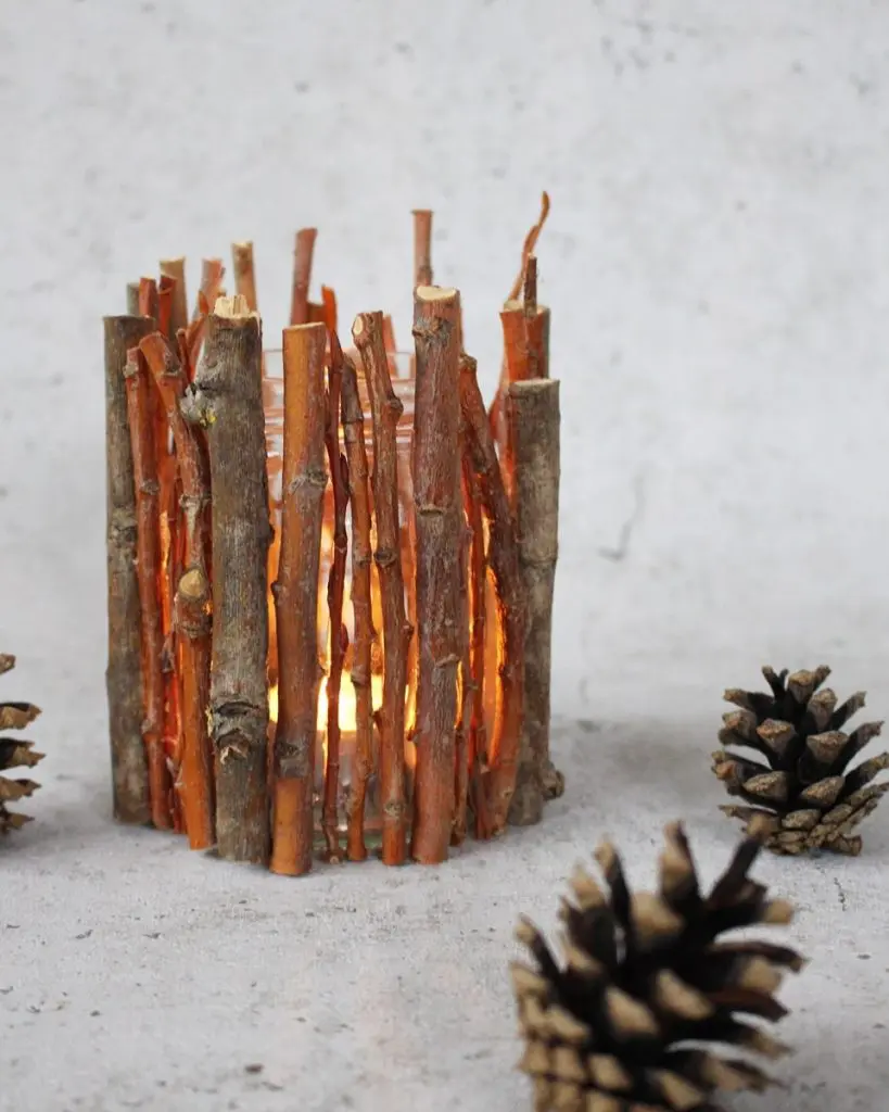 Die Preise steigen und das wirkt sich natürlich auf den Geldbeutel aus. Also habe ich mir überlegt, wie eine gemütliche Upcycling Herbstdeko ohne zusätzliche Kosten gebastelt werden kann. Ich zeige dir 8 "No Buy DIYs" mit Materialien, die du (wahrscheinlich) entweder zuhause hast oder in der Natur sammeln kannst. Upcycling Herbstdeko: Gemütlich durch den Herbst #nobuydiy - diy upcycling herbst windlicht mit aesten 4