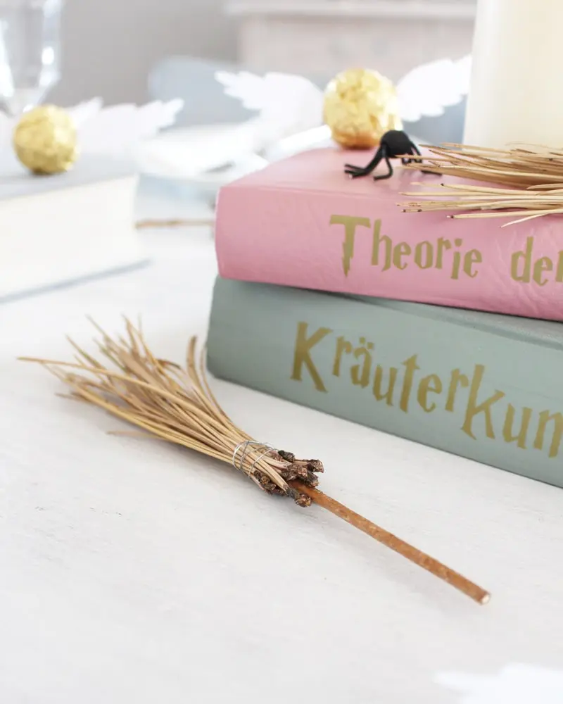 Du wartest noch auf deinen Hogwarts-Brief? Mit meiner magischen Harry Potter Tischdeko bringe ich dich Hogwarts ein Stück näher. Neben einigen bekannten DIYs, wie den schwebenden Kerzen, zeige ich dir ausgefallene Ideen, die deine Tischdeko magisch werden lassen. Passend zu Halloween kannst du die magische Tischdeko direkt umsetzen. Magische DIY Harry Potter Tischdeko - harry potter diy hexenbesen kiefernnadeln