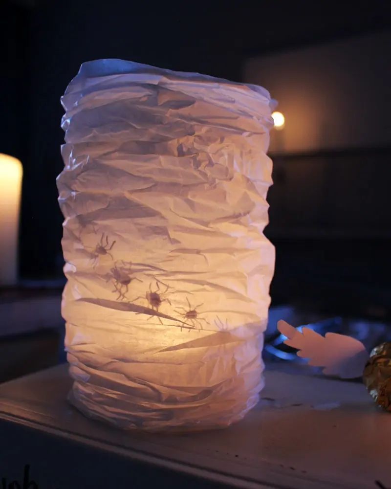 Du wartest noch auf deinen Hogwarts-Brief? Mit meiner magischen Harry Potter Tischdeko bringe ich dich Hogwarts ein Stück näher. Neben einigen bekannten DIYs, wie den schwebenden Kerzen, zeige ich dir ausgefallene Ideen, die deine Tischdeko magisch werden lassen. Passend zu Halloween kannst du die magische Tischdeko direkt umsetzen. Magische DIY Harry Potter Tischdeko - magisches diy harry potter windlicht 4