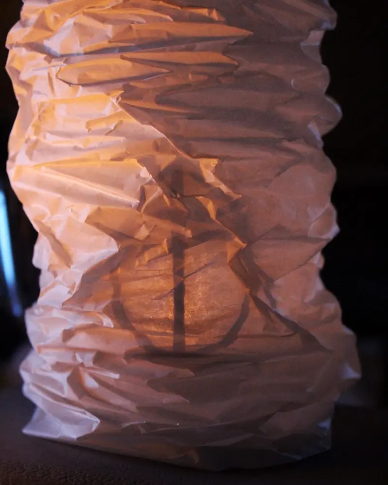 Du wartest noch auf deinen Hogwarts-Brief? Mit meiner magischen Harry Potter Tischdeko bringe ich dich Hogwarts ein Stück näher. Neben einigen bekannten DIYs, wie den schwebenden Kerzen, zeige ich dir ausgefallene Ideen, die deine Tischdeko magisch werden lassen. Passend zu Halloween kannst du die magische Tischdeko direkt umsetzen. Magische DIY Harry Potter Tischdeko - magisches diy harry potter windlicht 5