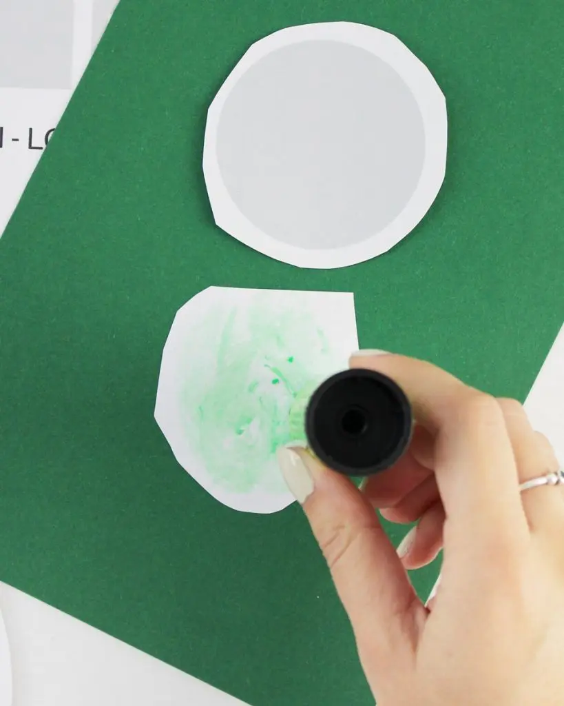 In diesem Jahr rückt das Thema Geld sparen noch mehr in den Vordergrund, als in den letzten Jahren. Ich zeige dir, wie du wunderschöne, aber günstige Upcycling Adventskalender basteln kannst. Dabei geht es in erster Linie um eine nachhaltige und umweltfreundliche Verpackung. Ich habe aber auch eine kleine Sammlung an günstigen Füllideen für den DIY Adventskalender für dich. Nachhaltigen Upcycling Adventskalender selber machen - nachhaltigen diy upcycling adventskalender basteln 2