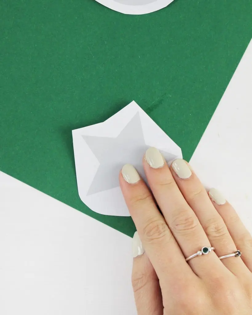 In diesem Jahr rückt das Thema Geld sparen noch mehr in den Vordergrund, als in den letzten Jahren. Ich zeige dir, wie du wunderschöne, aber günstige Upcycling Adventskalender basteln kannst. Dabei geht es in erster Linie um eine nachhaltige und umweltfreundliche Verpackung. Ich habe aber auch eine kleine Sammlung an günstigen Füllideen für den DIY Adventskalender für dich. Nachhaltigen Upcycling Adventskalender selber machen - nachhaltigen diy upcycling adventskalender basteln 3