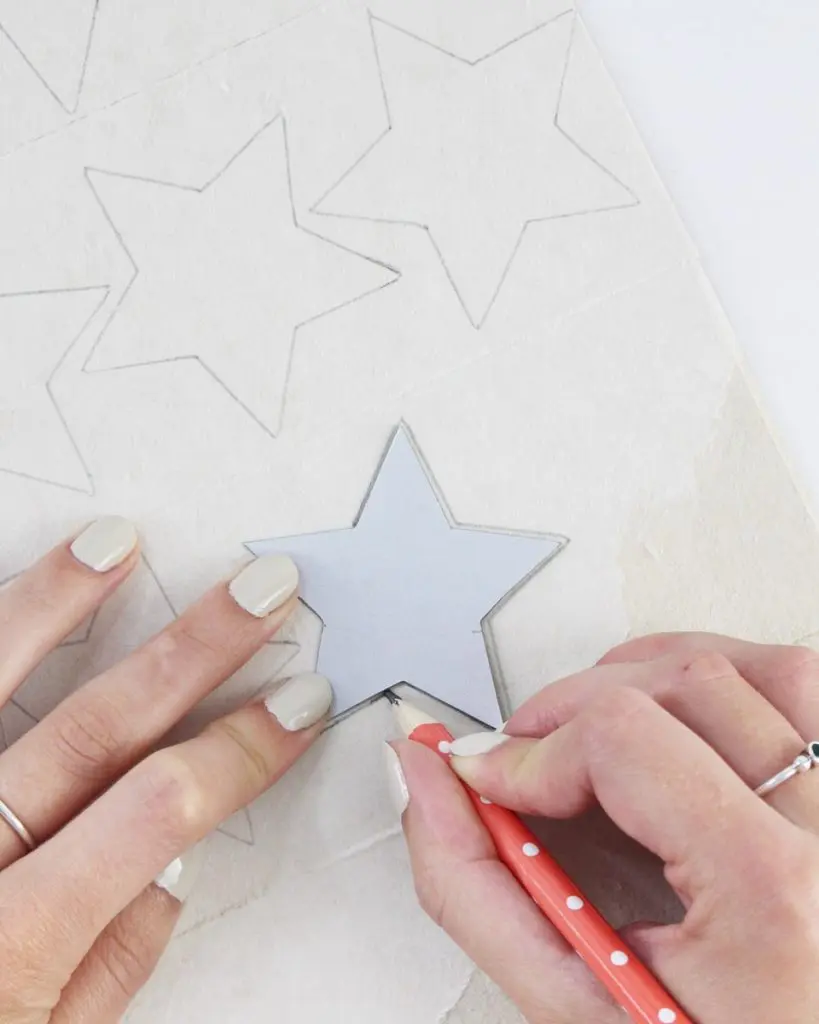 In diesem Jahr rückt das Thema Geld sparen noch mehr in den Vordergrund, als in den letzten Jahren. Ich zeige dir, wie du wunderschöne, aber günstige Upcycling Adventskalender basteln kannst. Dabei geht es in erster Linie um eine nachhaltige und umweltfreundliche Verpackung. Ich habe aber auch eine kleine Sammlung an günstigen Füllideen für den DIY Adventskalender für dich. Nachhaltigen Upcycling Adventskalender selber machen - nachhaltigen diy upcycling adventskalender basteln 5