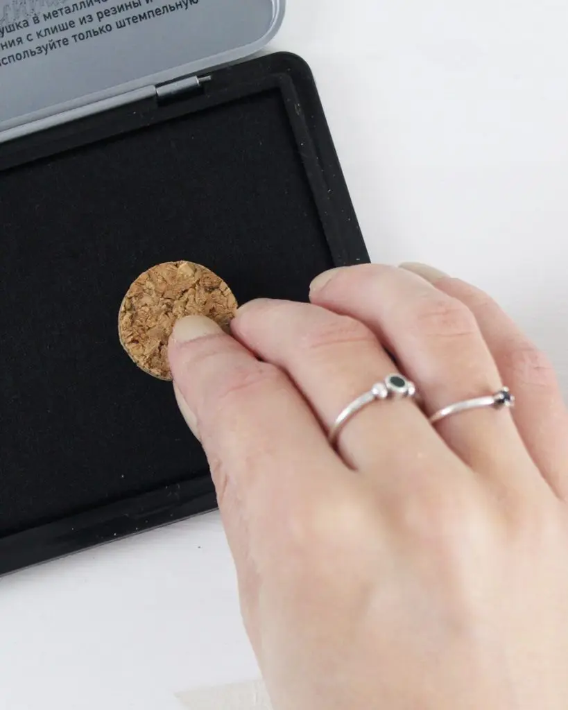 In diesem Jahr rückt das Thema Geld sparen noch mehr in den Vordergrund, als in den letzten Jahren. Ich zeige dir, wie du wunderschöne, aber günstige Upcycling Adventskalender basteln kannst. Dabei geht es in erster Linie um eine nachhaltige und umweltfreundliche Verpackung. Ich habe aber auch eine kleine Sammlung an günstigen Füllideen für den DIY Adventskalender für dich. Nachhaltigen Upcycling Adventskalender selber machen - nachhaltigen diy upcycling adventskalender basteln 7