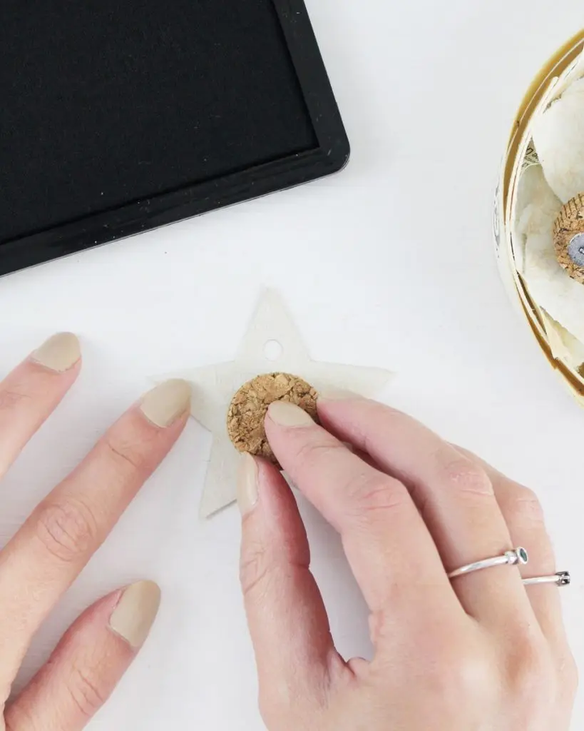 In diesem Jahr rückt das Thema Geld sparen noch mehr in den Vordergrund, als in den letzten Jahren. Ich zeige dir, wie du wunderschöne, aber günstige Upcycling Adventskalender basteln kannst. Dabei geht es in erster Linie um eine nachhaltige und umweltfreundliche Verpackung. Ich habe aber auch eine kleine Sammlung an günstigen Füllideen für den DIY Adventskalender für dich. Nachhaltigen Upcycling Adventskalender selber machen - nachhaltigen diy upcycling adventskalender basteln 8