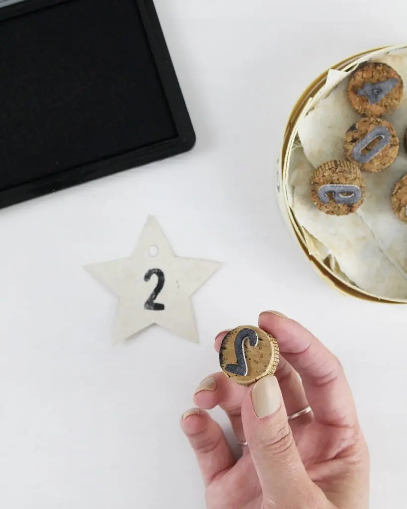 In diesem Jahr rückt das Thema Geld sparen noch mehr in den Vordergrund, als in den letzten Jahren. Ich zeige dir, wie du wunderschöne, aber günstige Upcycling Adventskalender basteln kannst. Dabei geht es in erster Linie um eine nachhaltige und umweltfreundliche Verpackung. Ich habe aber auch eine kleine Sammlung an günstigen Füllideen für den DIY Adventskalender für dich. Nachhaltigen Upcycling Adventskalender selber machen - nachhaltigen diy upcycling adventskalender basteln 9