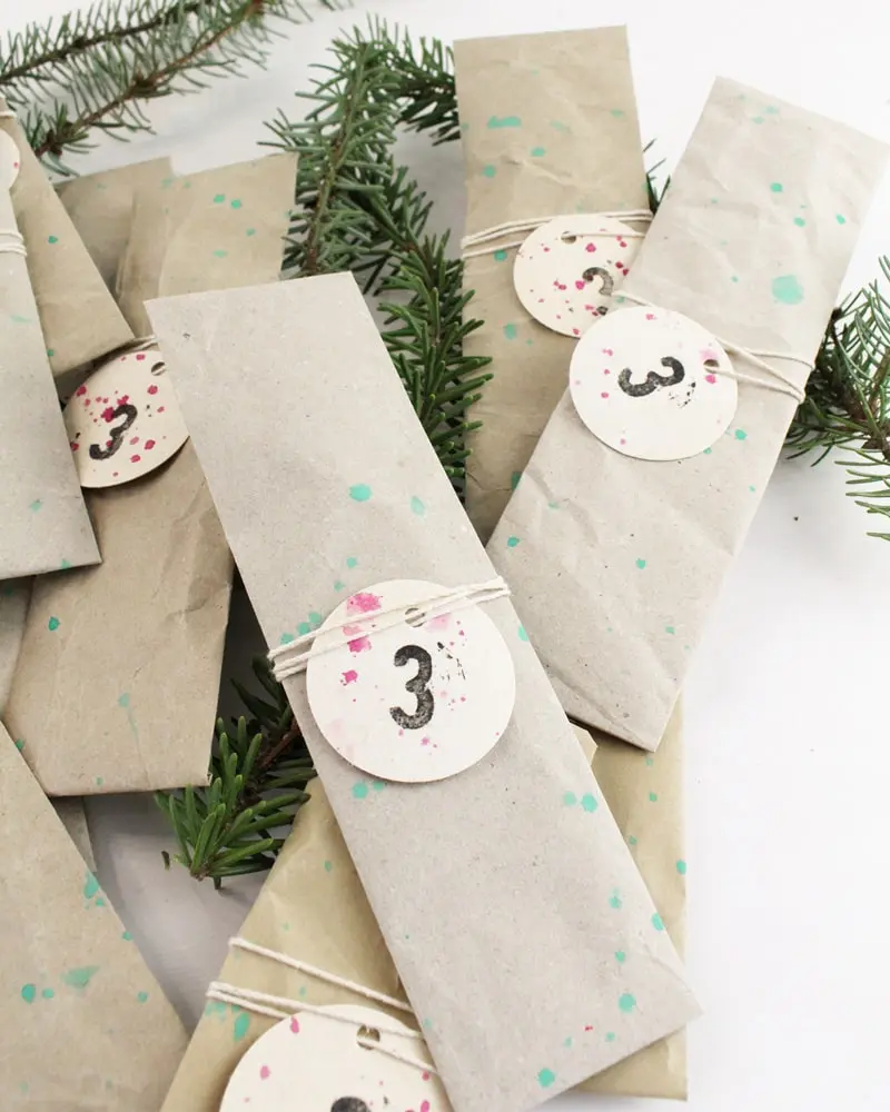 In diesem Jahr rückt das Thema Geld sparen noch mehr in den Vordergrund, als in den letzten Jahren. Ich zeige dir, wie du wunderschöne, aber günstige Upcycling Adventskalender basteln kannst. Dabei geht es in erster Linie um eine nachhaltige und umweltfreundliche Verpackung. Ich habe aber auch eine kleine Sammlung an günstigen Füllideen für den DIY Adventskalender für dich. Nachhaltigen Upcycling Adventskalender selber machen - nachhaltiger diy upcycling adventskalender 2