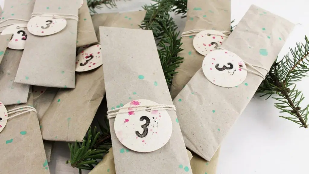In diesem Jahr rückt das Thema Geld sparen noch mehr in den Vordergrund, als in den letzten Jahren. Ich zeige dir, wie du wunderschöne, aber günstige Upcycling Adventskalender basteln kannst. Dabei geht es in erster Linie um eine nachhaltige und umweltfreundliche Verpackung. Ich habe aber auch eine kleine Sammlung an günstigen Füllideen für den DIY Adventskalender für dich. Nachhaltigen Upcycling Adventskalender selber machen - nachhaltiger diy upcycling adventskalender 3