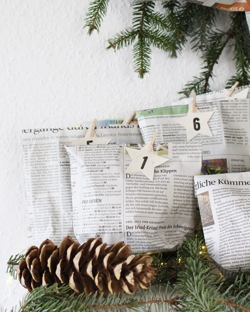 Nachhaltiger DIY Upcycling Adventskalender: DIY Geschenktüten aus Zeitung und Adventskalenderzahlen aus Milchtüten | Tinkerhome - Einfache DIYs für dein Zuhause