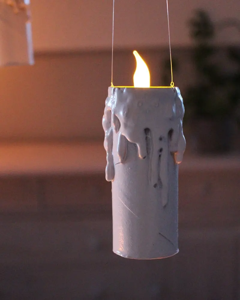 Du wartest noch auf deinen Hogwarts-Brief? Mit meiner magischen Harry Potter Tischdeko bringe ich dich Hogwarts ein Stück näher. Neben einigen bekannten DIYs, wie den schwebenden Kerzen, zeige ich dir ausgefallene Ideen, die deine Tischdeko magisch werden lassen. Passend zu Halloween kannst du die magische Tischdeko direkt umsetzen. Magische DIY Harry Potter Tischdeko - schwebende diy kerzen harry potter 3