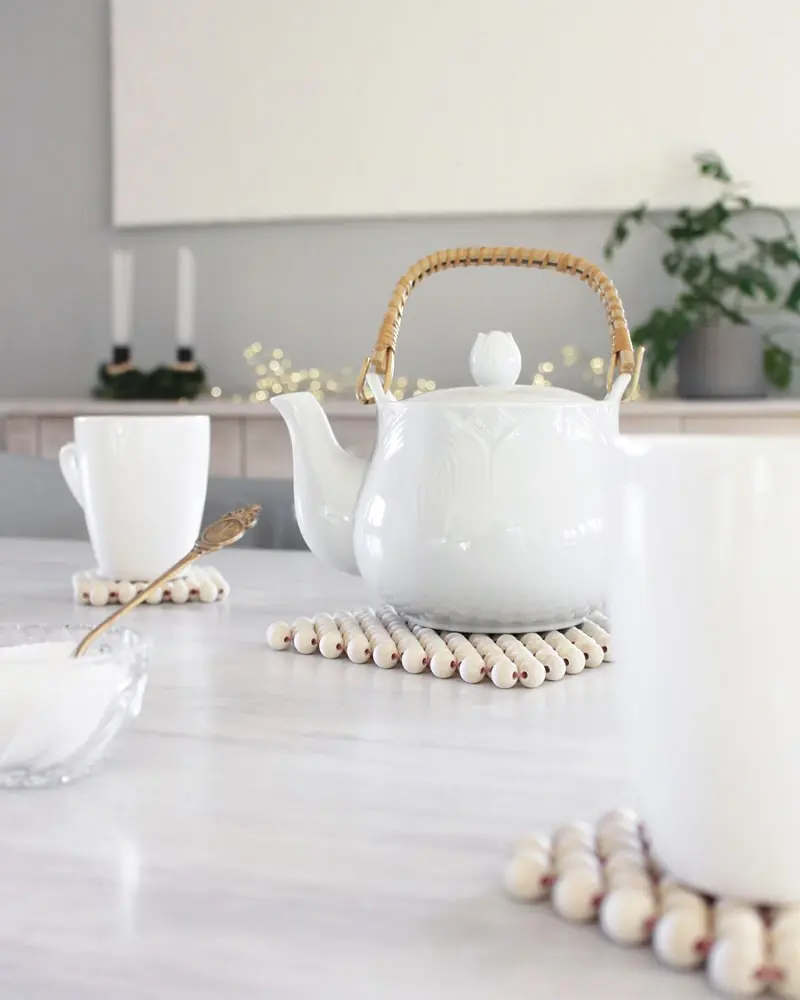 Die Weihnachtszeit ist eine der schönsten und zugleich stressigsten Phasen des Jahres. Die Suche nach den perfekten Geschenken für Freunde und Familie kann ganz schön herausfordernd und nervenaufreibend sein. Ich habe die perfekte Lösung für dich: kleine DIY Weihnachtsgeschenke! Diese persönlichen und handgemachten Mitbringsel sind nicht nur kostengünstig, sondern auch einzigartig. Für manche Ideen brauchst du etwas länger, andere sind schnell gemacht. DIY Holzperlen Untersetzer basteln | Tinkerhome -Einfache DIYs für dein Zuhause