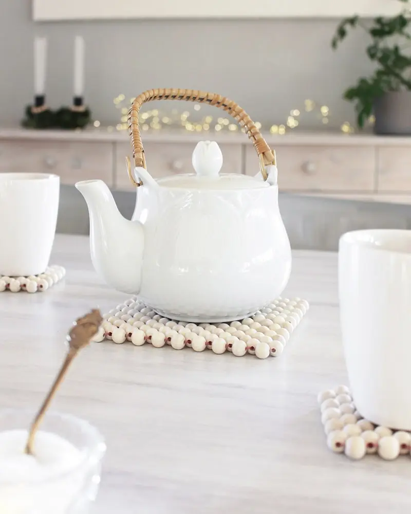 Ob für Tassen, Tee- oder Kaffeekannen oder einfach als Dekorationselement - Diese DIY Holzperlen Untersetzer kannst du ganz einfach nachbasteln. Erschreck dich bitte nicht. Meine Anleitung besteht aus vielen Einzelschritten, da ich wirklich jeden kleinen Schritt festhalten wollte, damit du meine DIY Holzperlen Untersetzer ohne Probleme basteln kannst. DIY Holzperlen Untersetzer basteln - diy getraenke untersetzer aus holzperlen 10