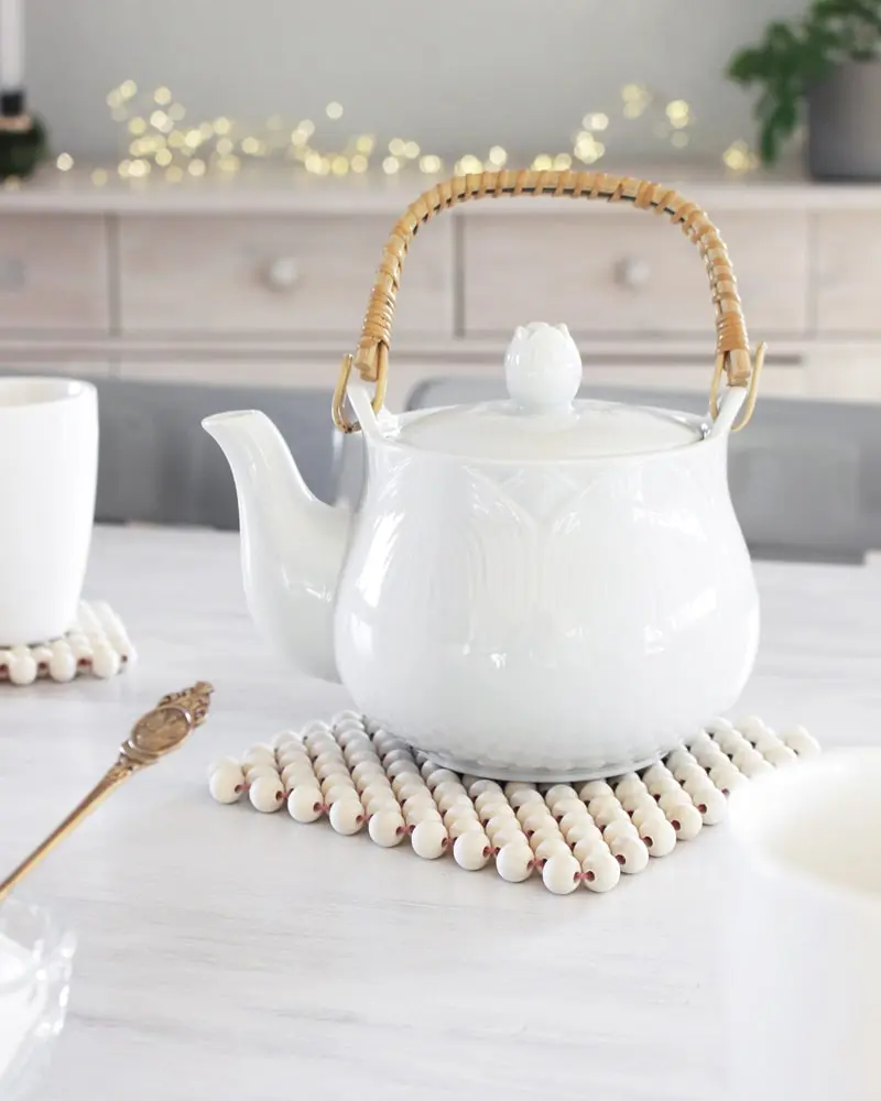 Ob für Tassen, Tee- oder Kaffeekannen oder einfach als Dekorationselement - Diese DIY Holzperlen Untersetzer kannst du ganz einfach nachbasteln. Erschreck dich bitte nicht. Meine Anleitung besteht aus vielen Einzelschritten, da ich wirklich jeden kleinen Schritt festhalten wollte, damit du meine DIY Holzperlen Untersetzer ohne Probleme basteln kannst. DIY Holzperlen Untersetzer basteln - diy getraenke untersetzer aus holzperlen 2