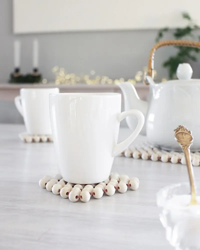 Ob für Tassen, Tee- oder Kaffeekannen oder einfach als Dekorationselement - Diese DIY Holzperlen Untersetzer kannst du ganz einfach nachbasteln. Erschreck dich bitte nicht. Meine Anleitung besteht aus vielen Einzelschritten, da ich wirklich jeden kleinen Schritt festhalten wollte, damit du meine DIY Holzperlen Untersetzer ohne Probleme basteln kannst. DIY Holzperlen Untersetzer basteln - diy getraenke untersetzer aus holzperlen 4