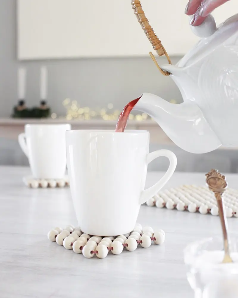 Die Weihnachtszeit ist eine der schönsten und zugleich stressigsten Phasen des Jahres. Die Suche nach den perfekten Geschenken für Freunde und Familie kann ganz schön herausfordernd und nervenaufreibend sein. Ich habe die perfekte Lösung für dich: kleine DIY Weihnachtsgeschenke! Diese persönlichen und handgemachten Mitbringsel sind nicht nur kostengünstig, sondern auch einzigartig. Für manche Ideen brauchst du etwas länger, andere sind schnell gemacht. DIY Holzperlen Untersetzer basteln | Tinkerhome -Einfache DIYs für dein Zuhause