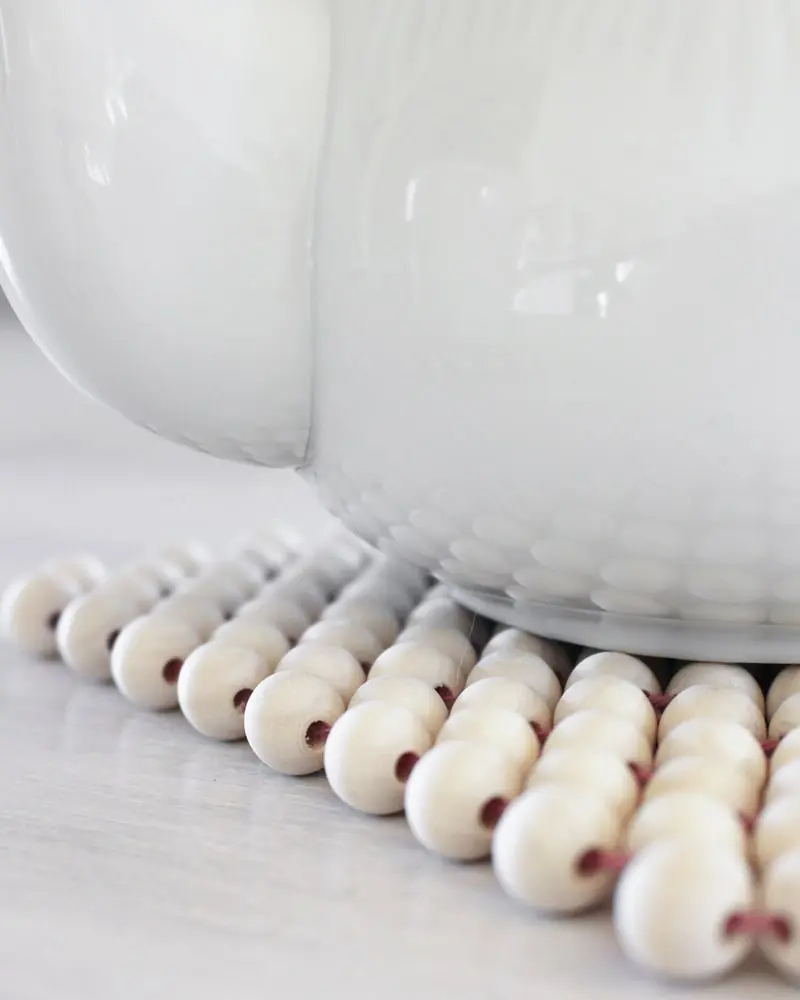 Ob für Tassen, Tee- oder Kaffeekannen oder einfach als Dekorationselement - Diese DIY Holzperlen Untersetzer kannst du ganz einfach nachbasteln. Erschreck dich bitte nicht. Meine Anleitung besteht aus vielen Einzelschritten, da ich wirklich jeden kleinen Schritt festhalten wollte, damit du meine DIY Holzperlen Untersetzer ohne Probleme basteln kannst. DIY Holzperlen Untersetzer basteln - diy getraenke untersetzer aus holzperlen 6