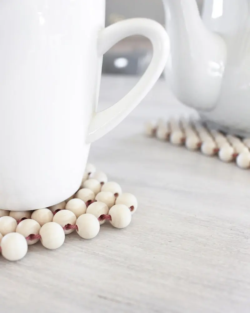 Ob für Tassen, Tee- oder Kaffeekannen oder einfach als Dekorationselement - Diese DIY Holzperlen Untersetzer kannst du ganz einfach nachbasteln. Erschreck dich bitte nicht. Meine Anleitung besteht aus vielen Einzelschritten, da ich wirklich jeden kleinen Schritt festhalten wollte, damit du meine DIY Holzperlen Untersetzer ohne Probleme basteln kannst. DIY Holzperlen Untersetzer basteln - diy getraenke untersetzer aus holzperlen 7