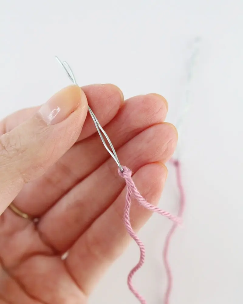 Ob für Tassen, Tee- oder Kaffeekannen oder einfach als Dekorationselement - Diese DIY Holzperlen Untersetzer kannst du ganz einfach nachbasteln. Erschreck dich bitte nicht. Meine Anleitung besteht aus vielen Einzelschritten, da ich wirklich jeden kleinen Schritt festhalten wollte, damit du meine DIY Holzperlen Untersetzer ohne Probleme basteln kannst. DIY Holzperlen Untersetzer basteln | Tinkerhome -Einfache DIYs für dein Zuhause